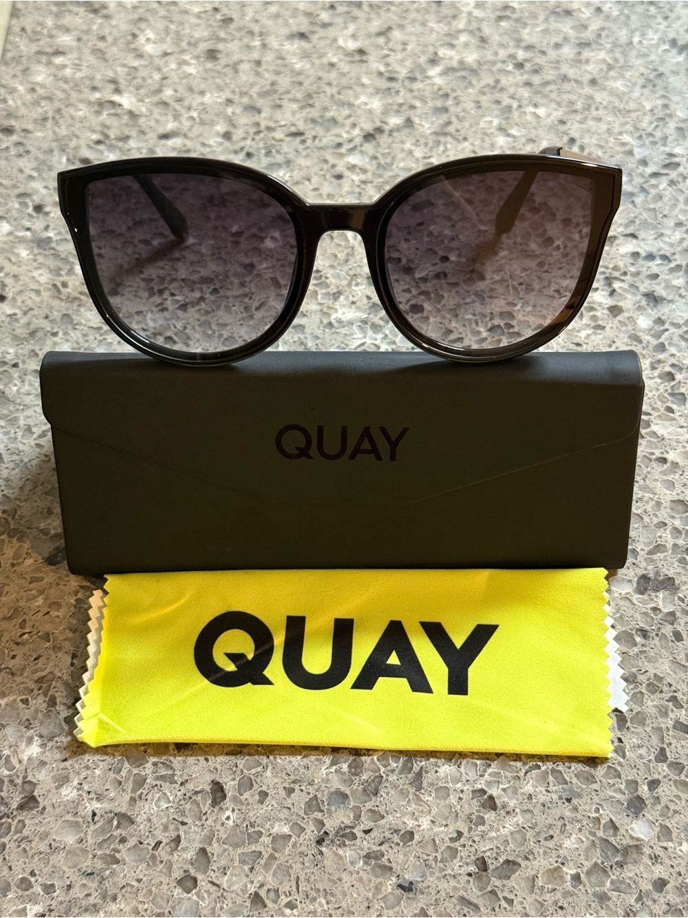 NWOT Quay Australia Date Night Sunglasses Black